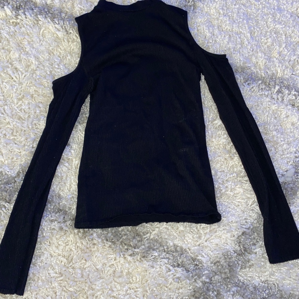 Black long sleeve, cut out shoulders. Forever 21. Size: small
